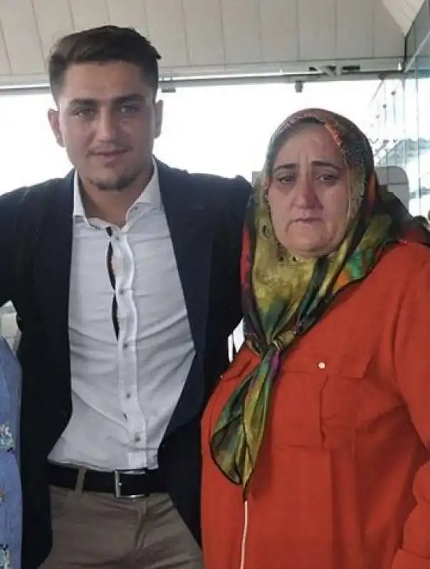 CENGIZ UNDER E LA MADRE