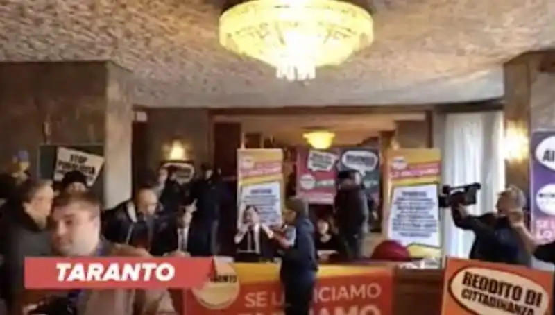 deputati m5s contestati a taranto 7