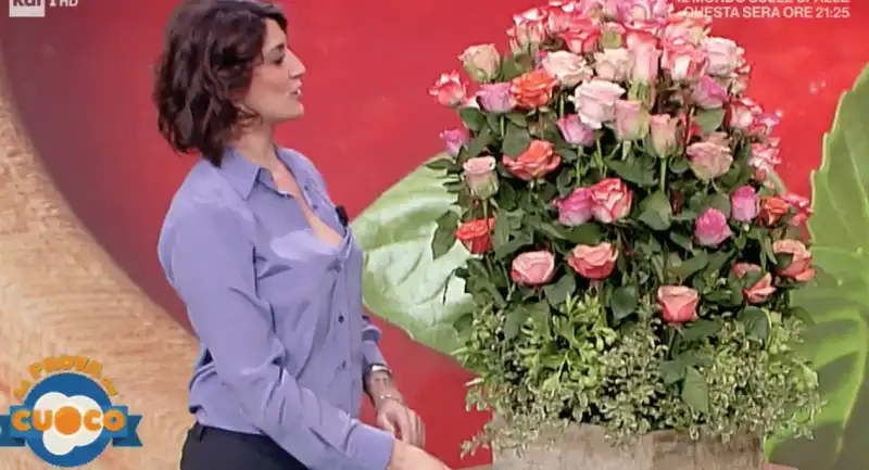 ELISA ISOARDI RICEVE UN MAZZO DI ROSE