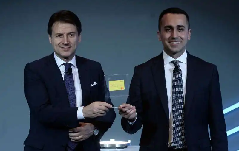 giuseppe conte luigi di maio e la card per il reddito di cittadinanza