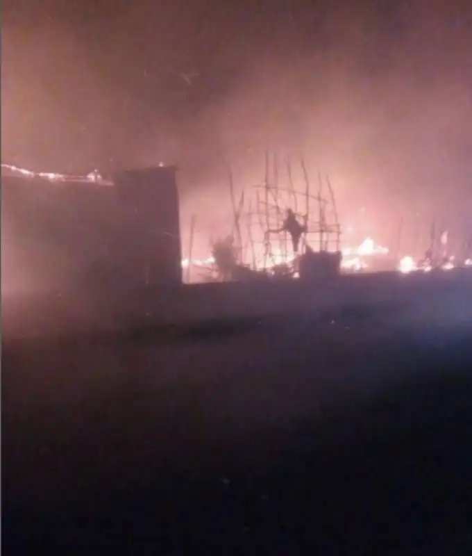 incendio nella baraccopoli dei migranti a san ferdinando 10