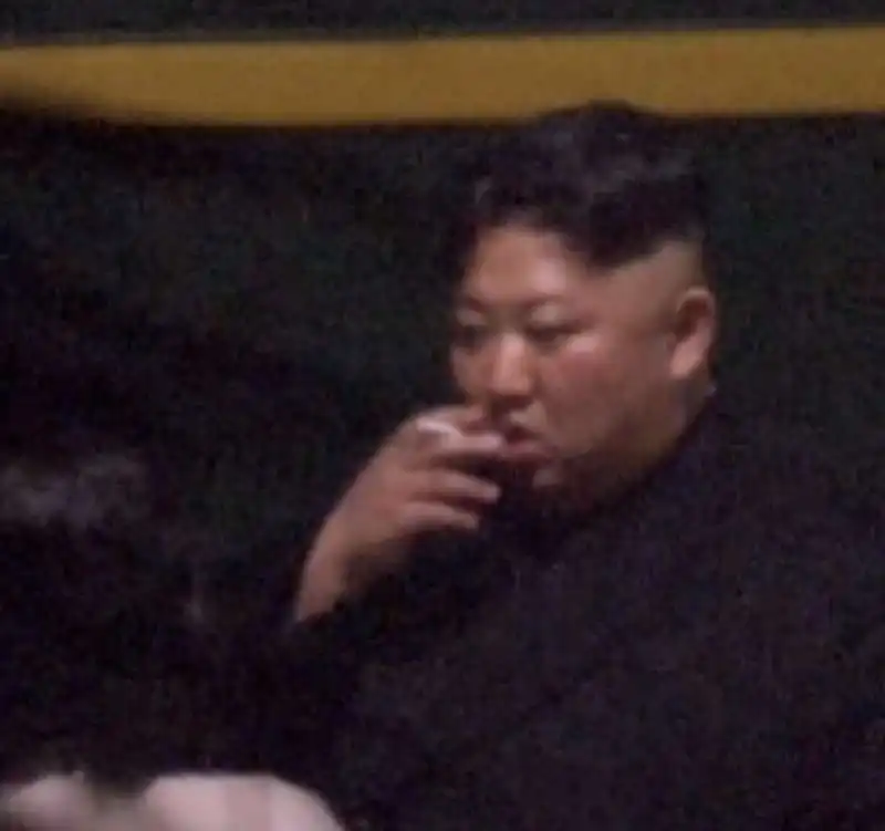 kim jong un fuma in vietnam 1