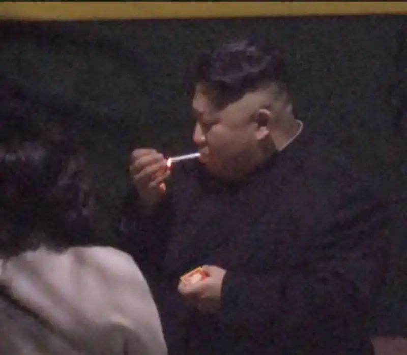 kim jong un fuma in vietnam