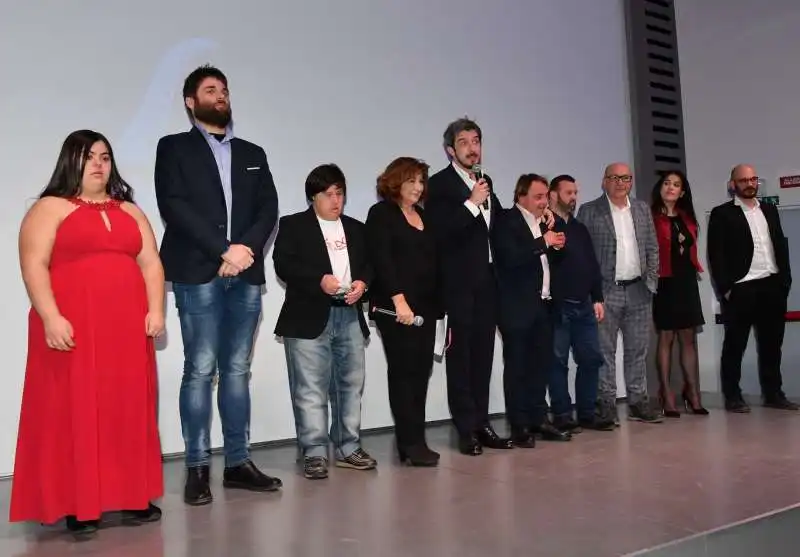 laura delli colli e paolo ruffini con il cast di up & down