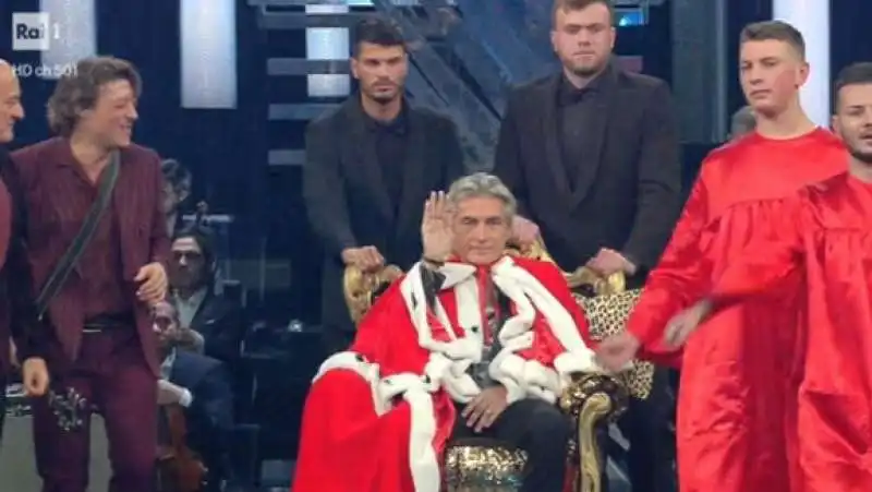 ligabue sul trono a sanremo