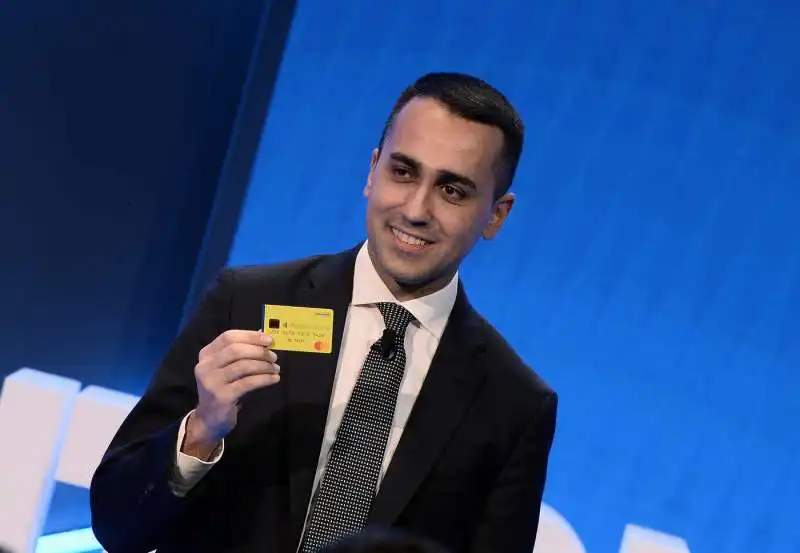 luigi di maio con la card per il reddito di cittadinanza 9