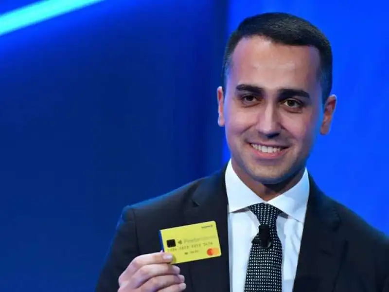 luigi di maio e la card per il reddito di cittadinanza