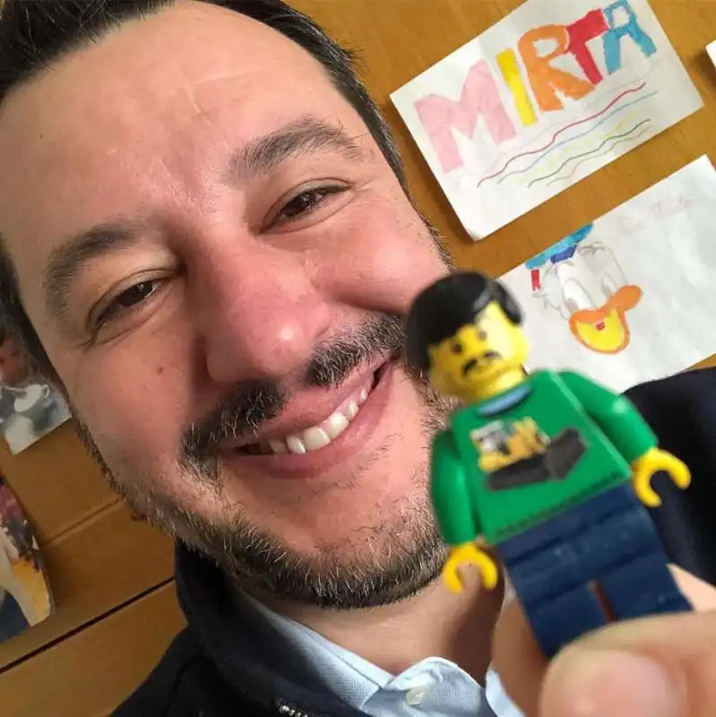 MATTEO SALVINI E IL LEGO CON LA RUSPA