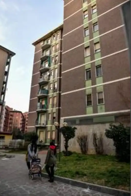 MILANO - UNA BIMBA DI 3 ANNI CADE DAL QUINTO PIANO, LA SORELLA LA AFFERRA E LE SALVA LA VITA 