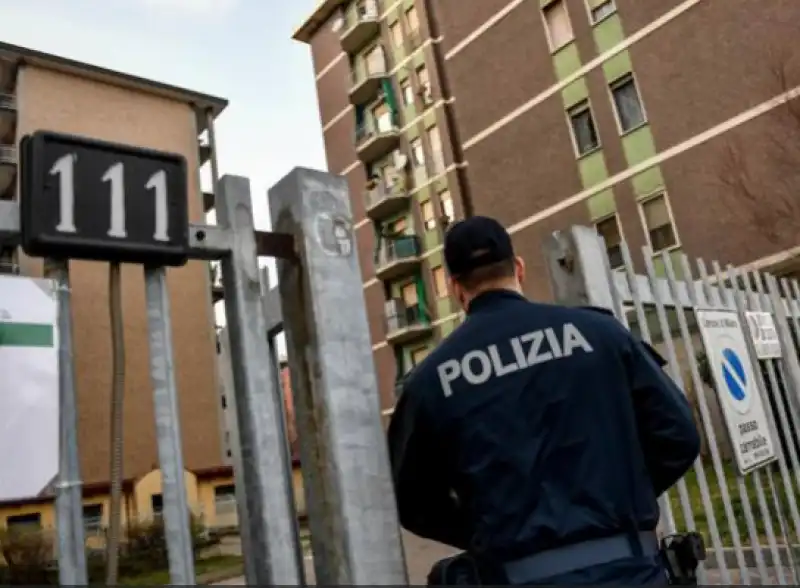 MILANO - UNA BIMBA DI 3 ANNI CADE DAL QUINTO PIANO, LA SORELLA LA AFFERRA E LE SALVA LA VITA 