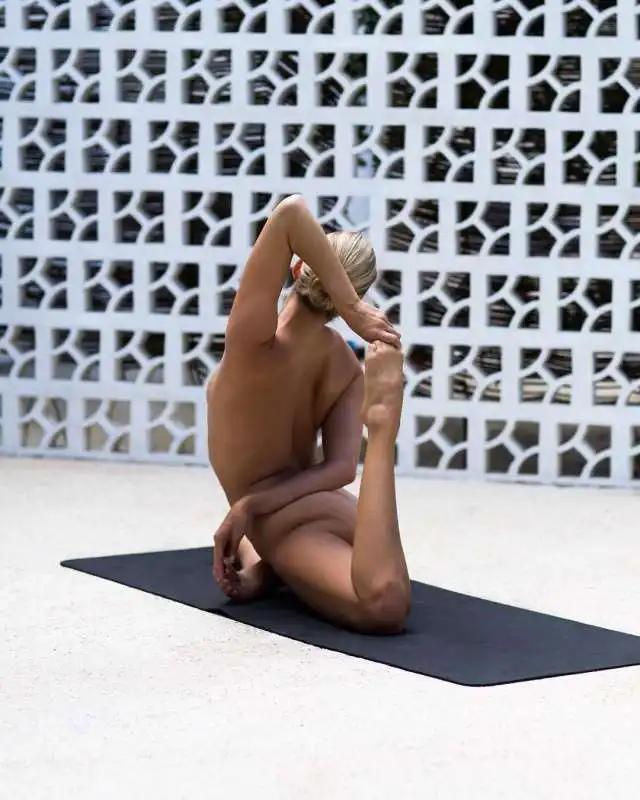 nude yoga girl 22