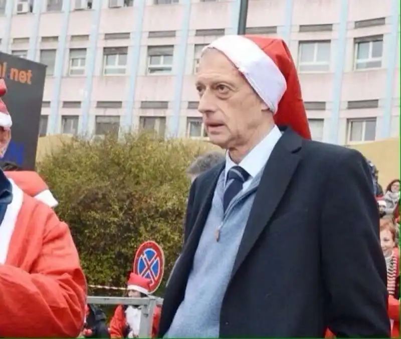 PIERO FASSINO VERSIONE BABBO NATALE