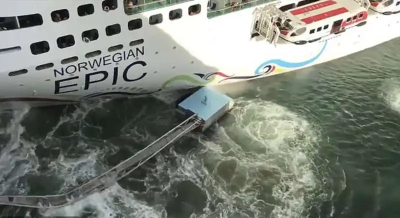 porto rico   la crociera norwegian epic abbatte il molo 2