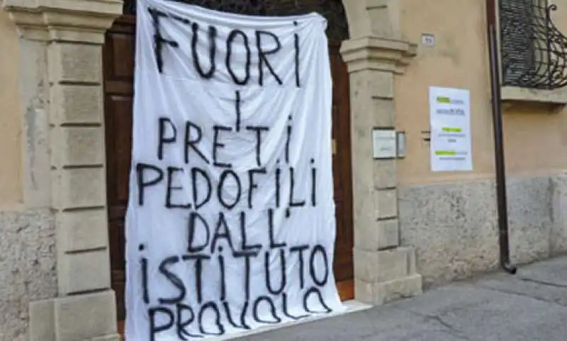 PRETI PEDOFILI ALL ISTITUTO ANTONIO PROVOLO   