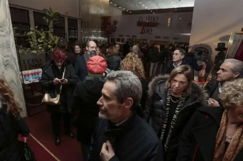 pubblico all'ingresso dell'eliseo