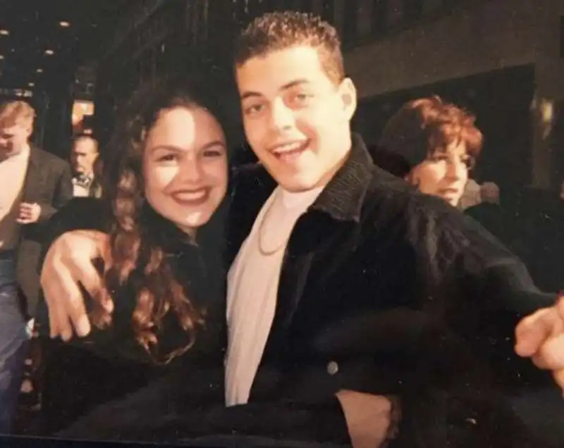 RAMI MALEK CON RACHEL BILSON AL LICEO