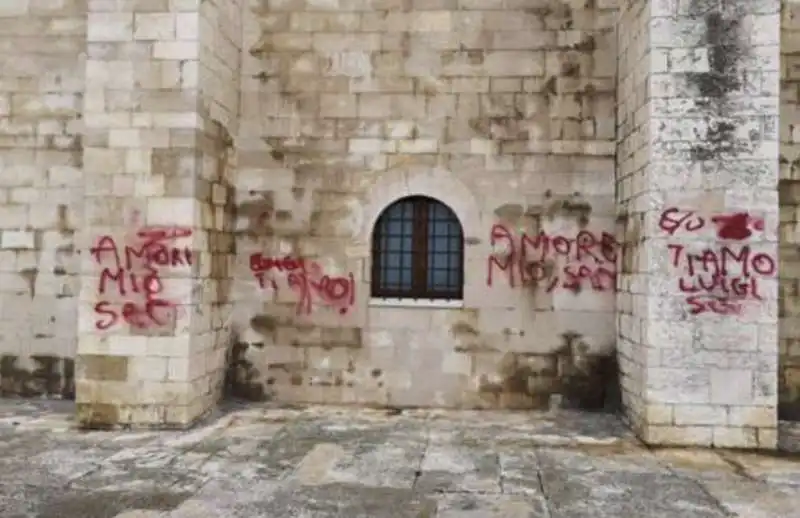 scritta sulla cattedrale di trani