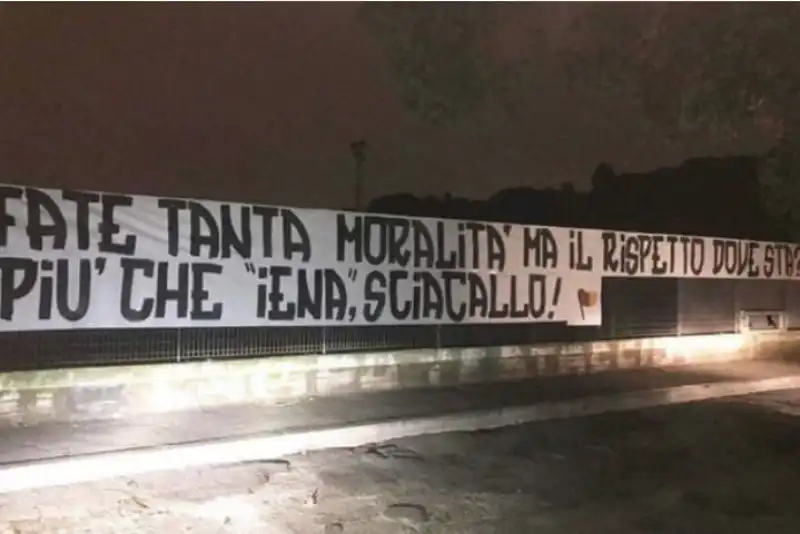 striscione tifosi della roma per zaniolo