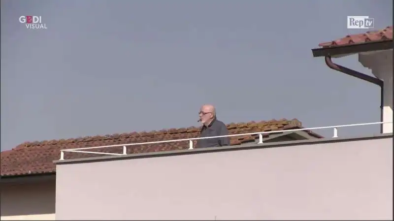 tiziano renzi al balcone di casa 1