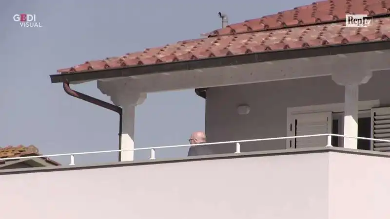 tiziano renzi al balcone di casa