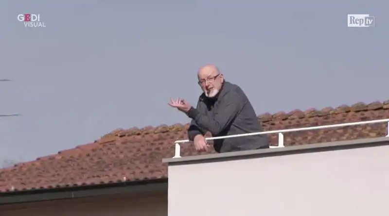 tiziano renzi al balcone di casa 2