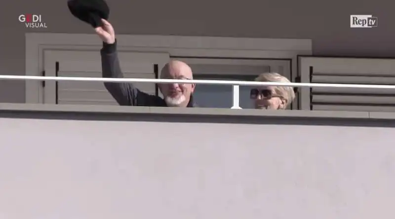 tiziano renzi e laura bovoli al balcone di casa 1