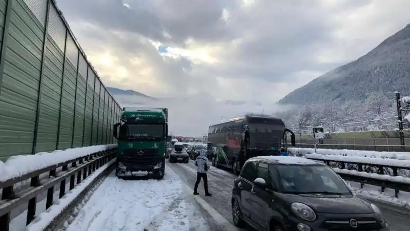 tutti fermi sull autostrada del brennero