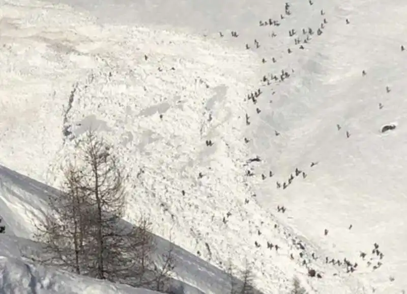 valanga travolge sciatori a crans montana, nelle alpi svizzere 3