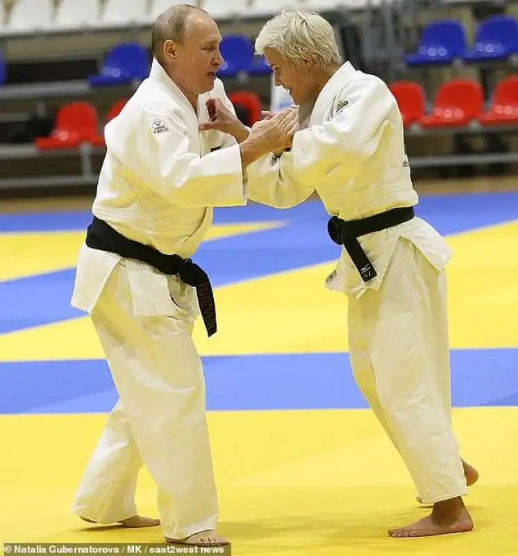 vladimir putin steso dalla judoka ntalia kuzyuina