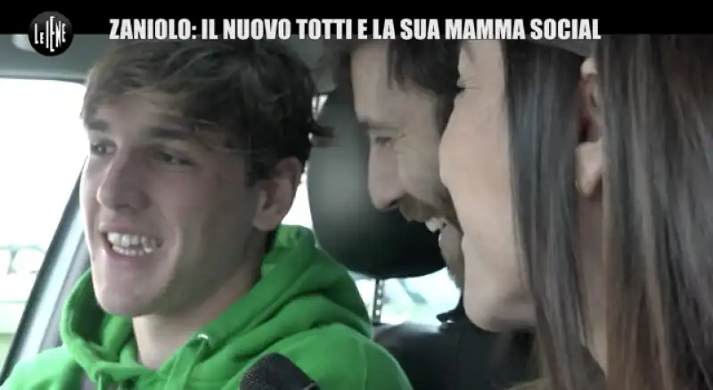 ZANIOLO CON LA MAMMA LE IENE