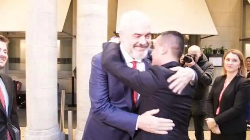 abbraccio tra edi rama e luigi di maio