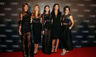 ana beatriz barros, katsia zingarevich, bianca balti, irina shayk e blanca suarez a intimissimi on ice opera pop all'arena di verona