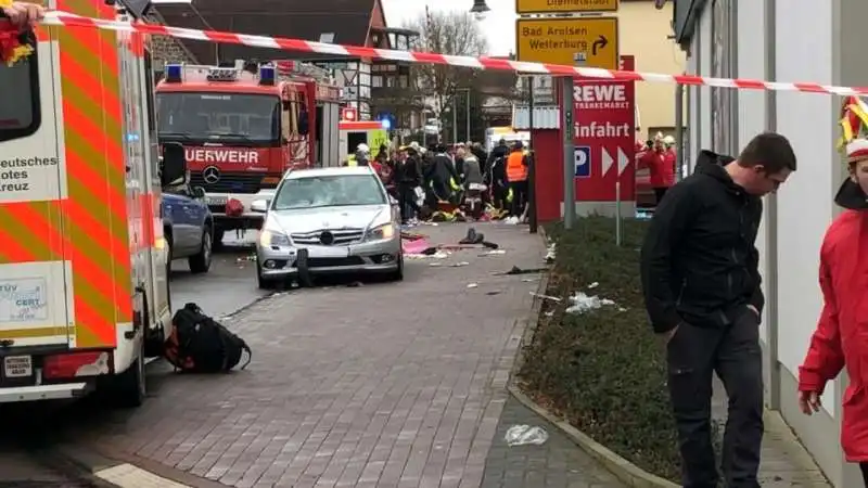 auto si  schianta  sul carnevale di volkmarsen in germania