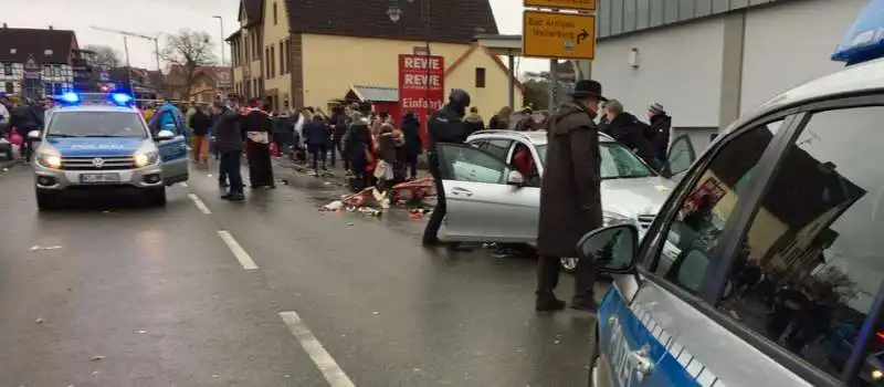 auto si  schianta sul carnevale di volkmarsen in germania