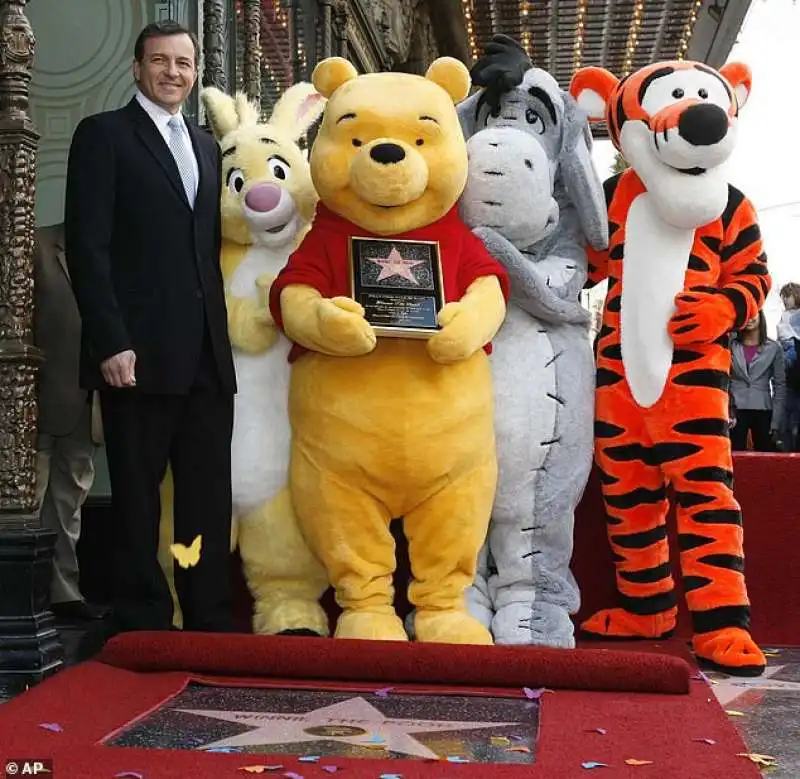 bob iger con i personaggi di winnie the pooh