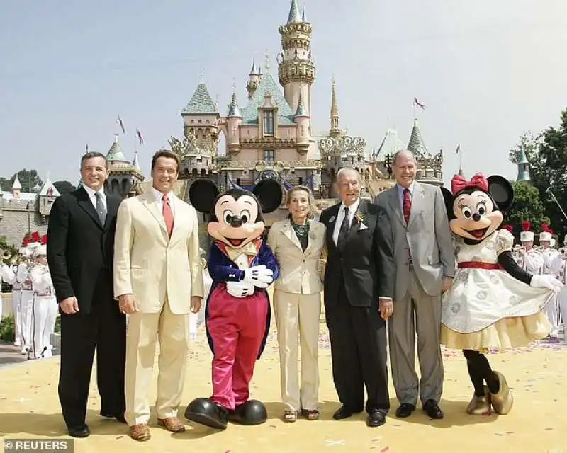 bob iger con schwarzenegger, topolino, diane disney miller, art linkletter, michael eisner e minnie