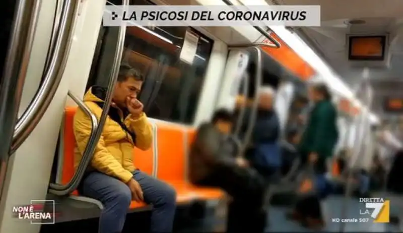 CORONAVIRUS  FINTO  MALATO CINESE IN METRO A ROMA