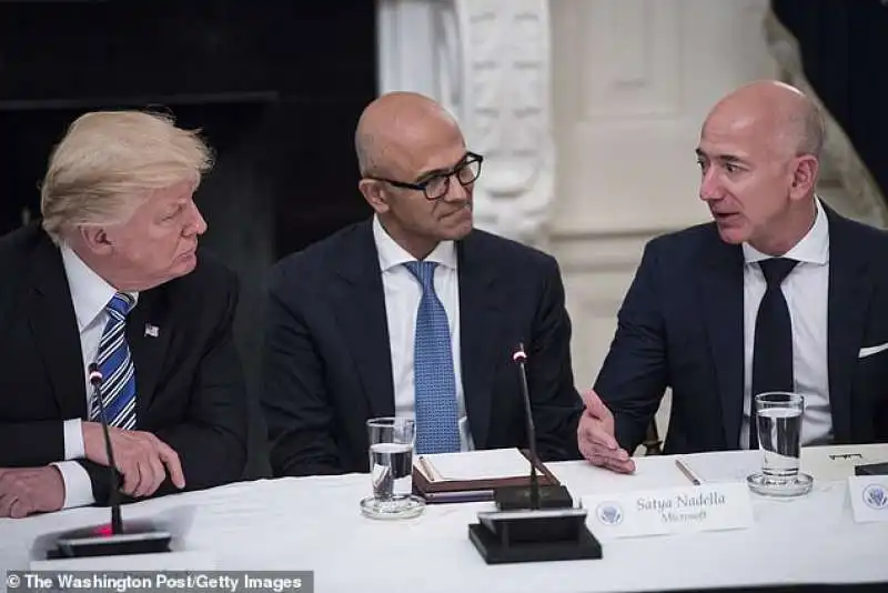 donald trump con satya nadella e jeff bezos