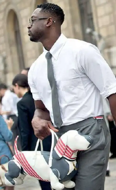 dwyane wade con borsa di thom browne