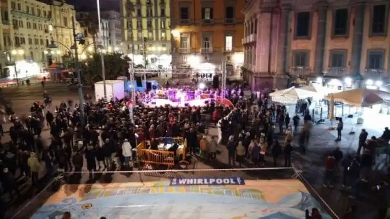 flash mob flop delle sardine a napoli