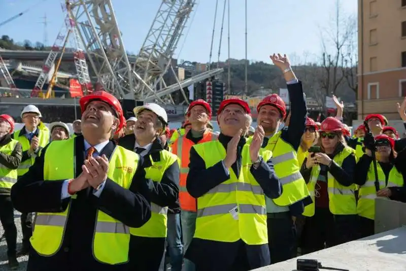 giovanni toti marco bucci pietro salini   completata l'ultima pila del nuovo ponte di genova