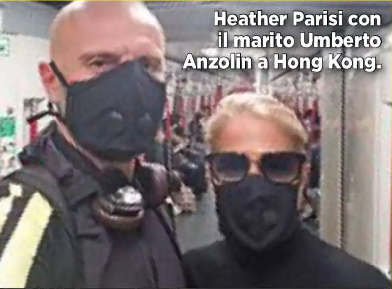 HEATHER PARISI E IL MARITO A HONG KONG CON LA MASCHERINA