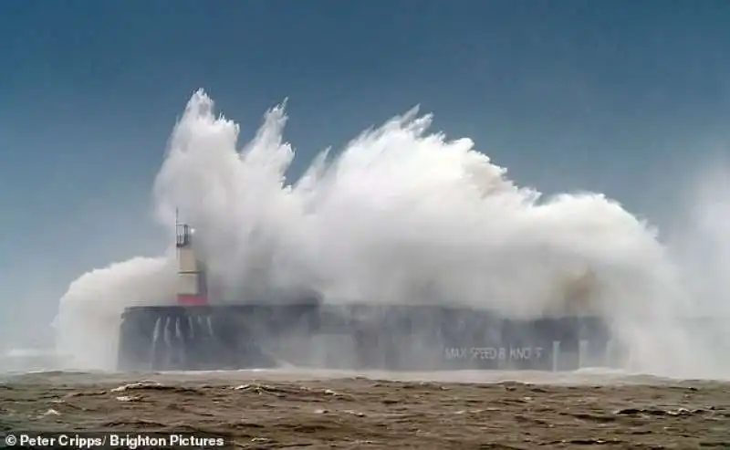 il faro di newhaven nel regno unito