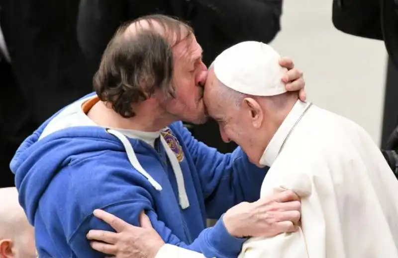 il mendicante philippe naudin bacia papa francesco 1