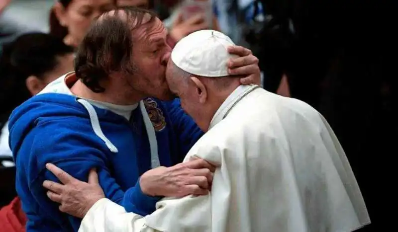 il mendicante philippe naudin bacia papa francesco 2