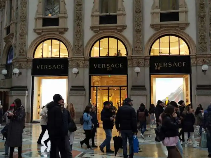 il negozio di versace in galleria vittorio emanuele all'asta 1