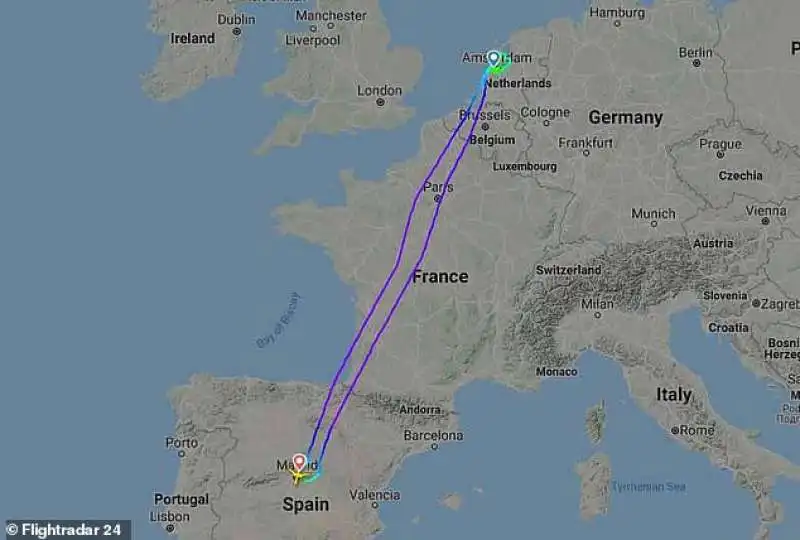 il tentativo di atterraggio finisce male e si torna a madrid