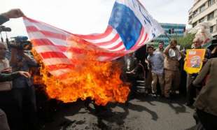 IRAN - BRUCIATA IN PIAZZA LA BANDIERA AMERICANA