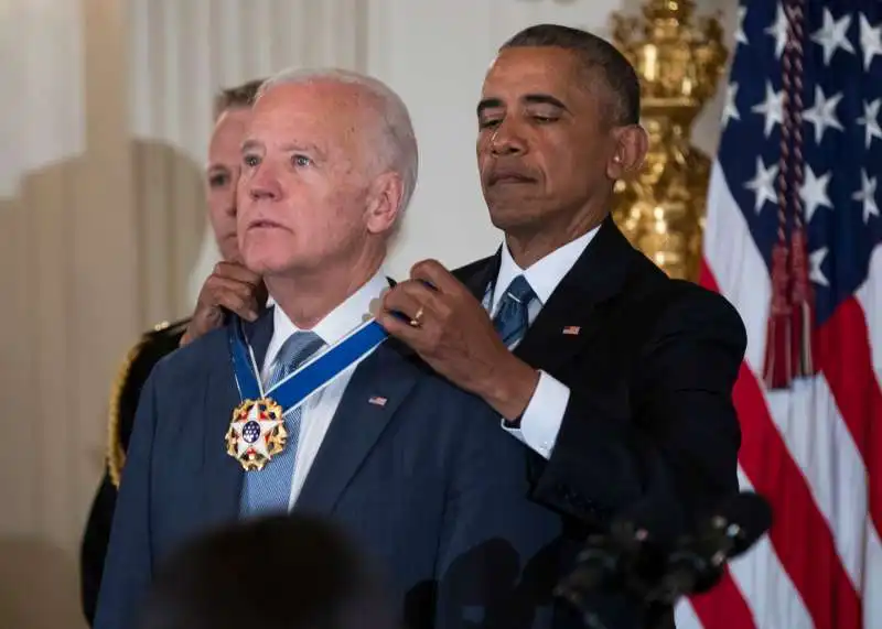 JOE BIDEN RICEVA LA MEDAL OF FREEDOM DA BARACK OBAMA