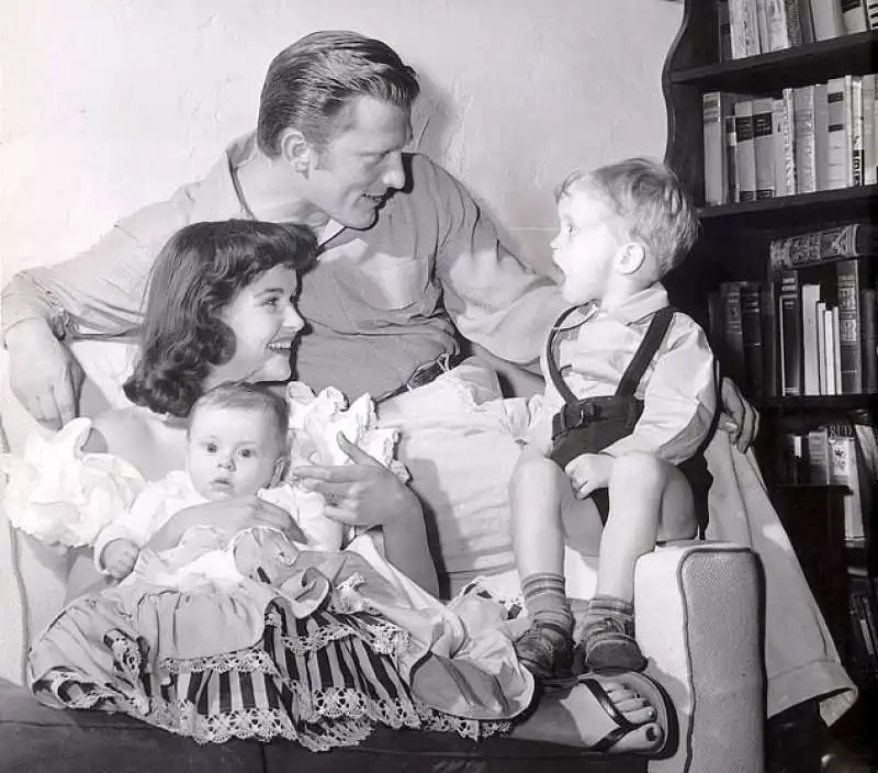 kirk douglas con diana dill e i figli joel e michael